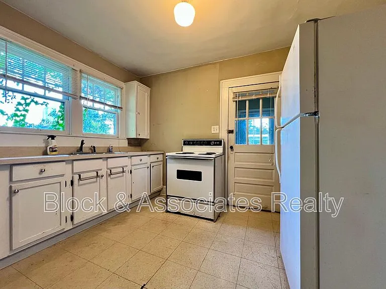 120 S Poplar St — Photo 3