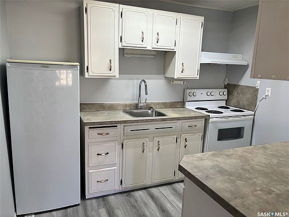 4th image of 207 3rd Avenue W