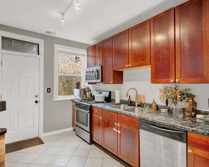 650 W Wellington Ave — Photo 30