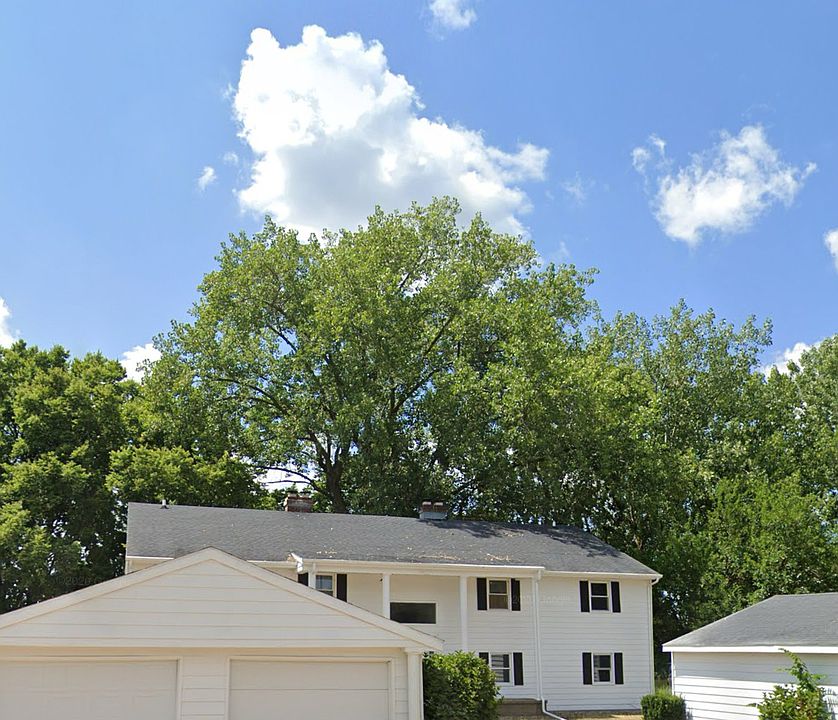 2nd image of 2425 Lakeshore Dr
