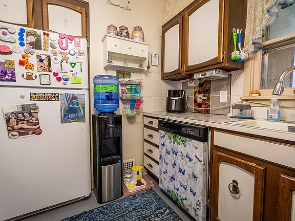 5th image of 626 W 9th St