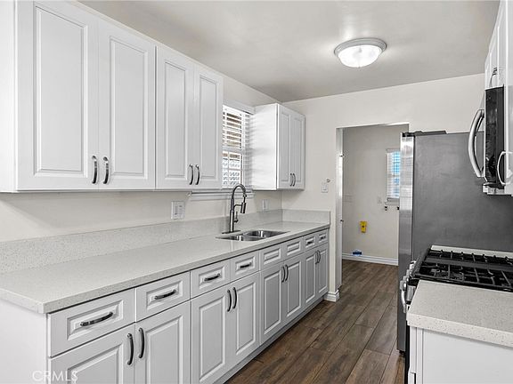 5th image of 660 E Mountain View St