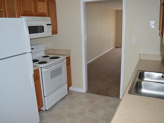 5th image of 920 Kingsbury Dr APT B