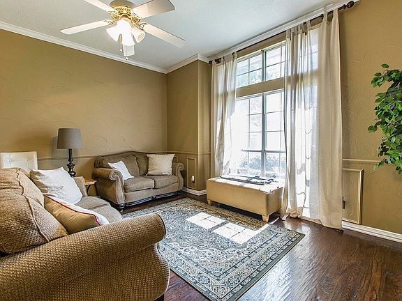 3rd image of 2722 Kingsbury Dr