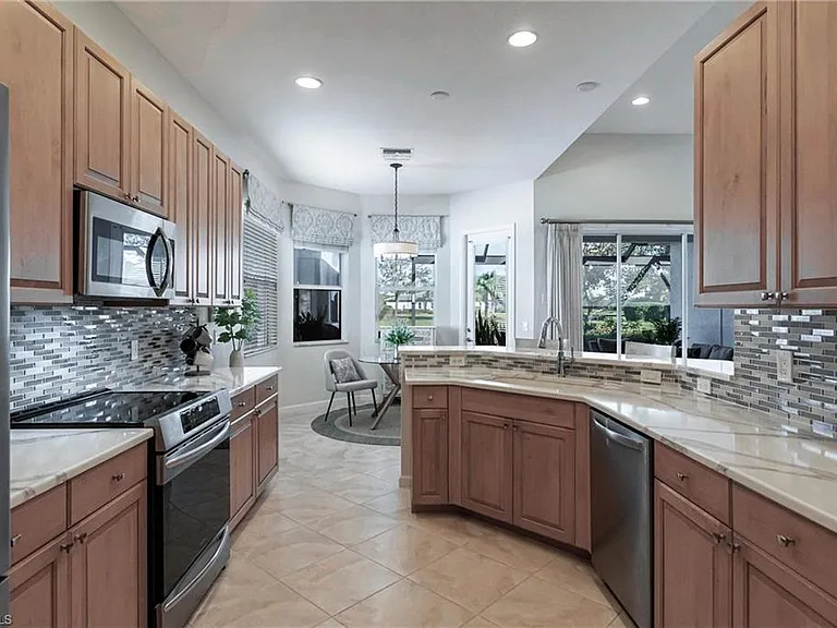 3920 Lakeview Isle Ct — Photo 10