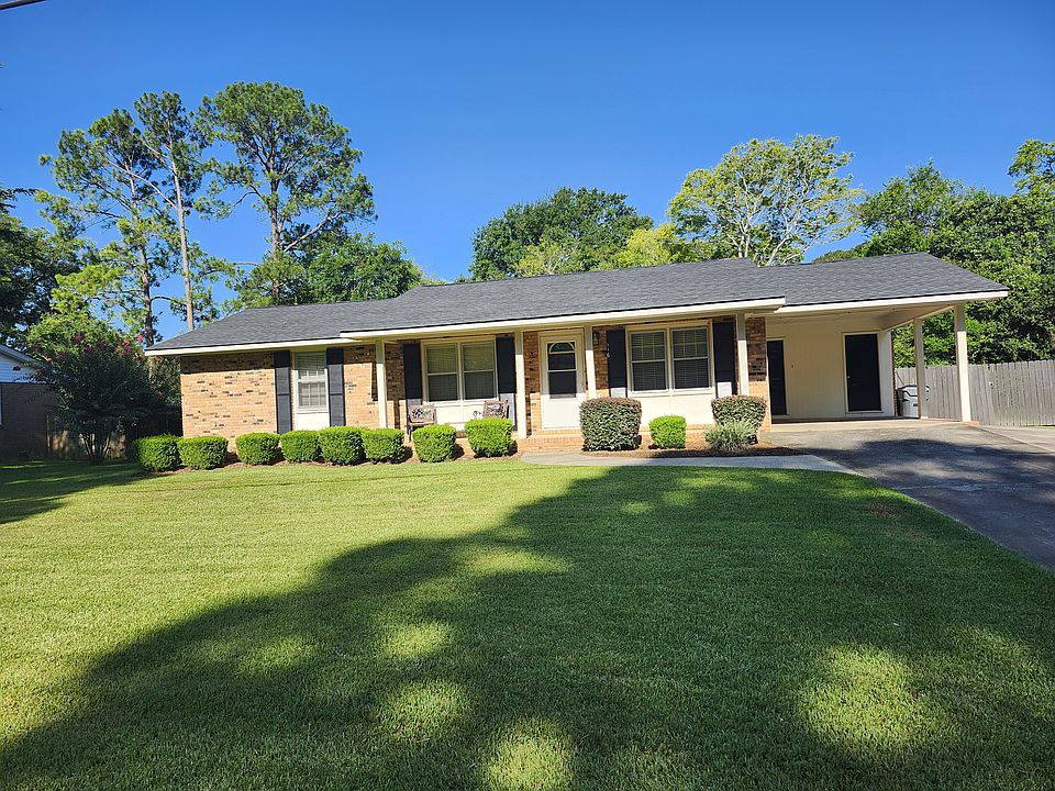 Front Yard & full photo/view of property; new roof, well-maintained lawn! Nice and neat!!