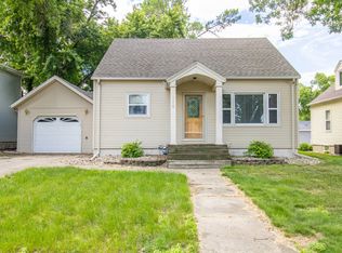 1310 4th St, Hull, IA 51239