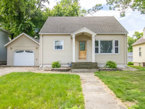 1310 4th St, Hull, IA 51239
