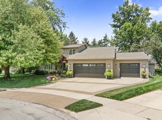 6 Oxford Ct, Bloomington, IL 61704