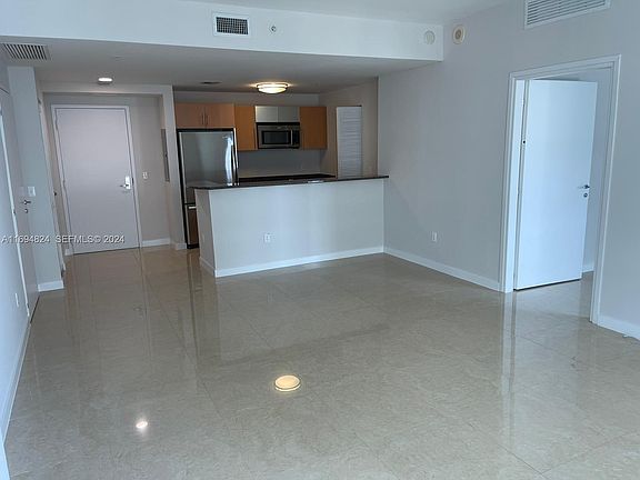 4th image of 300 Biscayne Blvd #32