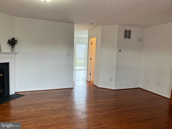 3rd image of 2047 Stoneleigh Dr