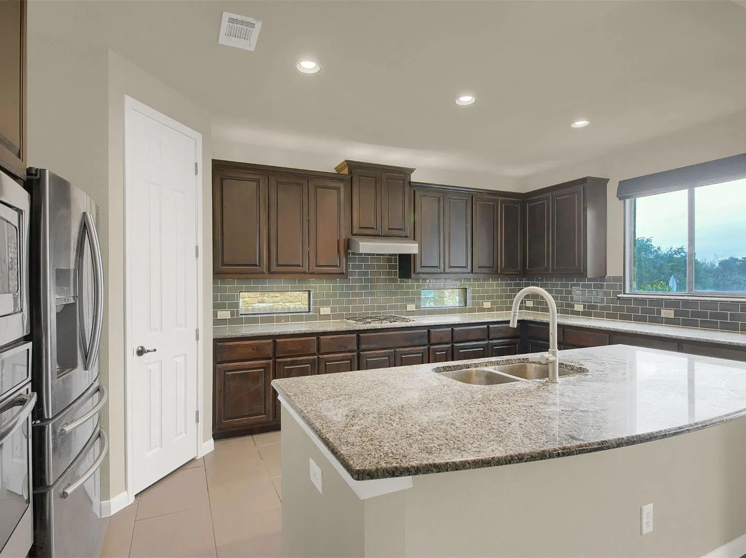4 bed, 3.0 bath, 2475 sqft, $3,395 — Photo 2