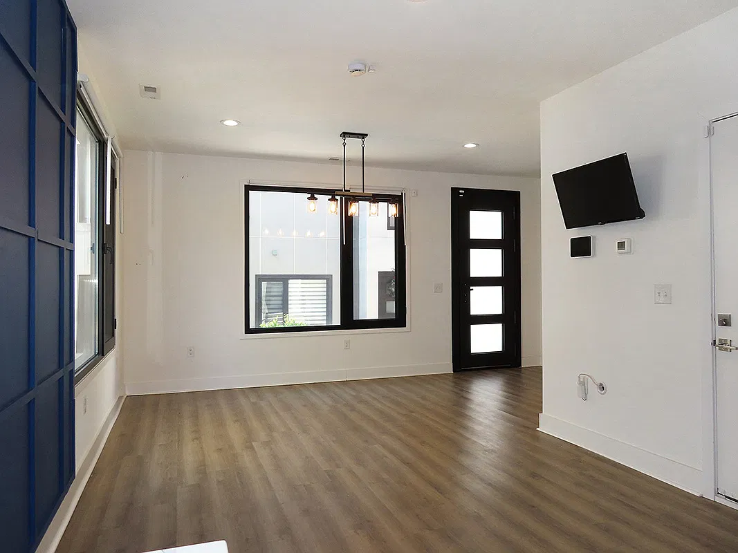 3 bed, 2.5 bath, 2250 sqft, $2,350 — Photo 4