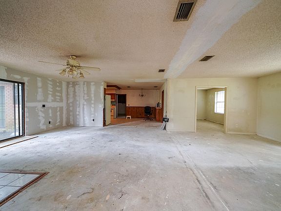 4th image of 807 Planters Grove Dr