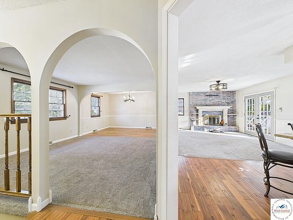 3rd image of 90 Grandview Dr