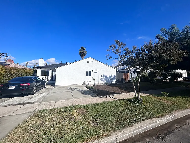 19611 Gault St — Photo 2