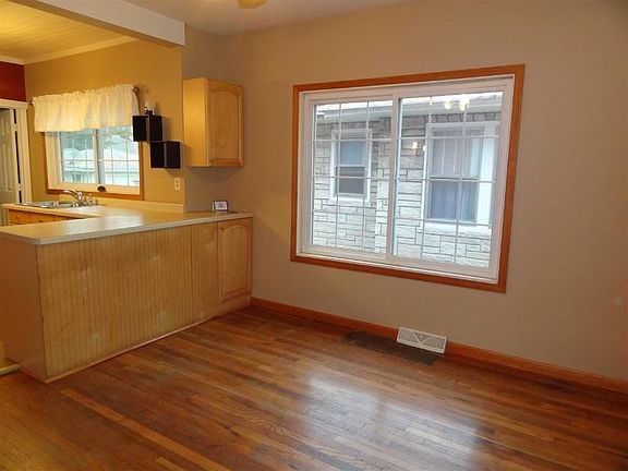 4th image of 825 Sherman Ave