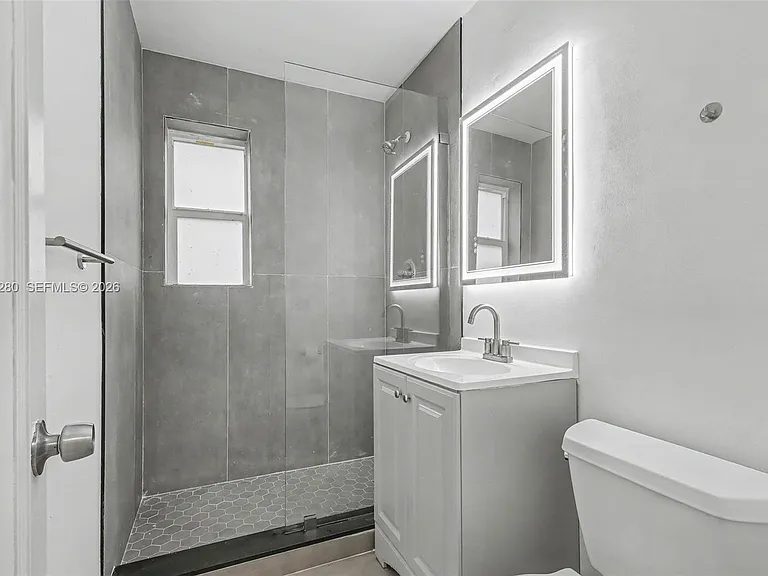 9160 NE 8th Ave #2J — Photo 1