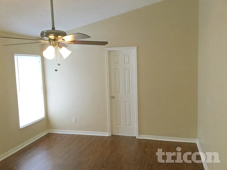 2025 Helm Ln — Photo 4