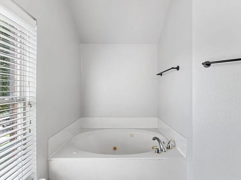 1121 London Dr — Photo 32