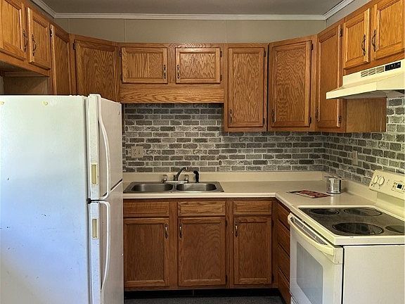 3rd image of 220 Berkley Dr