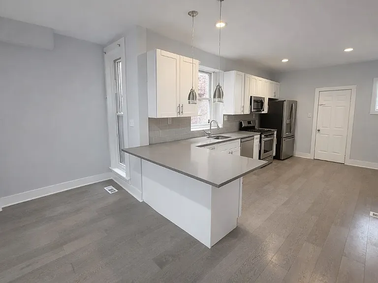 5515 Catharine St — Photo 7