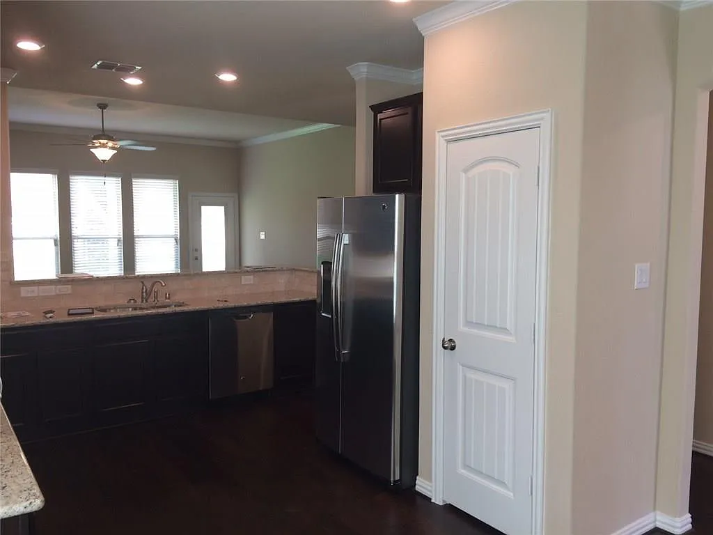 4 bed, 2.5 bath, 2428 sqft, $2,699 — Photo 4