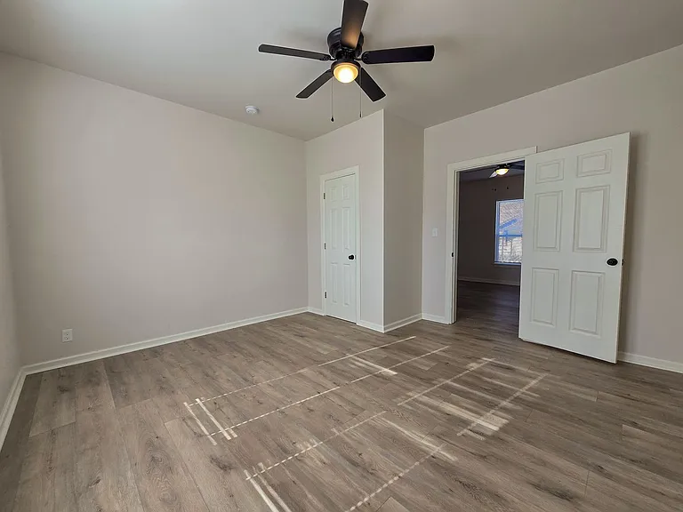 1224 N Market Ave — Photo 5