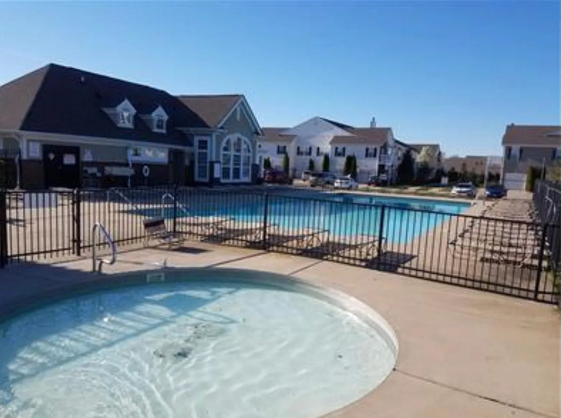 2 bed, 2.5 bath, 1350 sqft, $1,799 — Photo 3