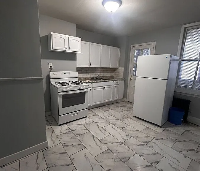 124 Oak St — Photo 4