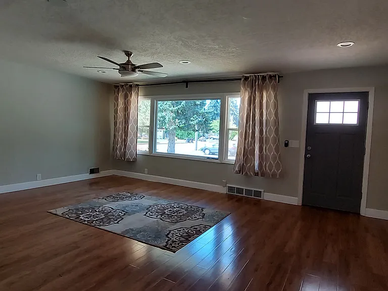 231 NE 10th Ave — Photo 13