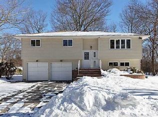 12 Walwin Pl, Huntington, NY 11743