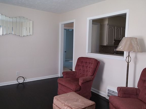 4th image of 651 Oak St