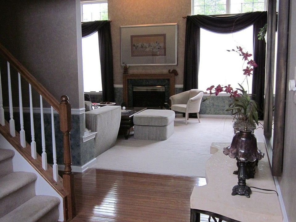 Fabulous 2 story foyer