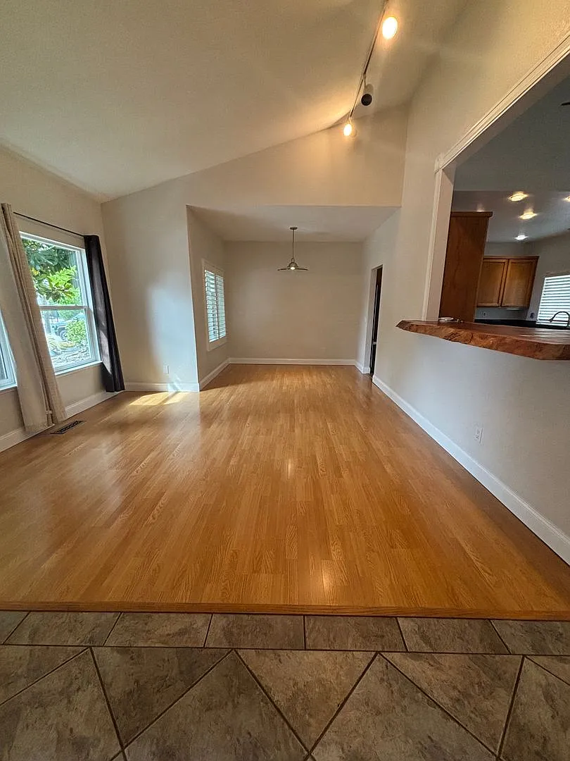 4 bedroom home Windsor! — Photo 3