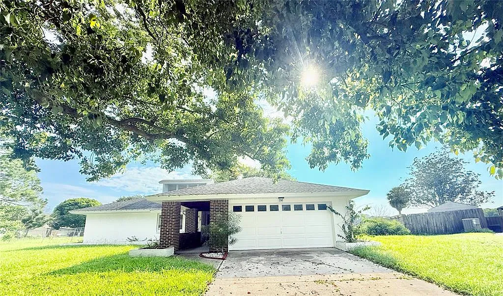 3 bed, 2.0 bath, 1374 sqft, $2,300 — Photo 1