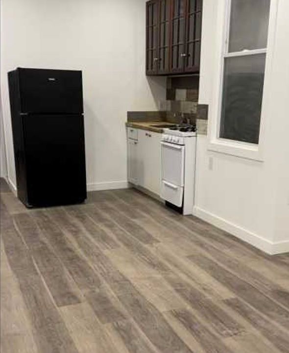 1st image of 8 Eaton Pl #1