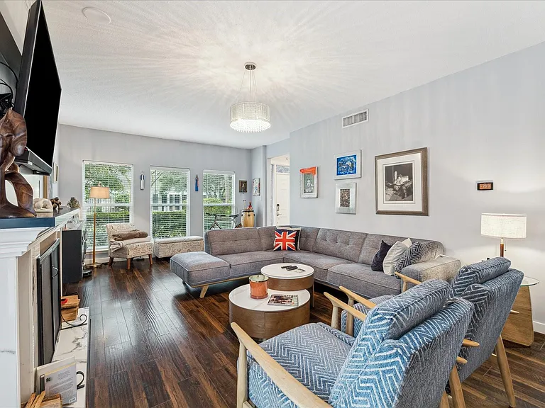 2100 Tanglewilde St #373 — Photo 5
