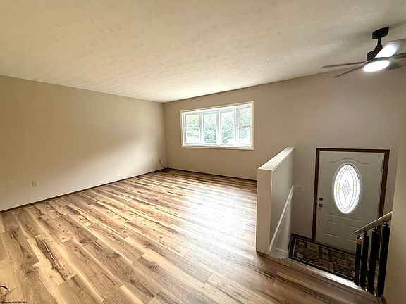 3rd image of 106 Elizabeth Cir