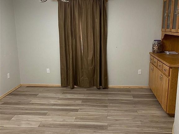5th image of 3807 Manor Cir