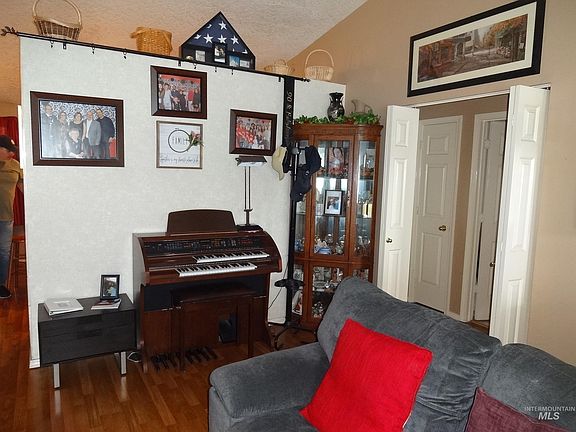 5th image of 636 Redwood Ln