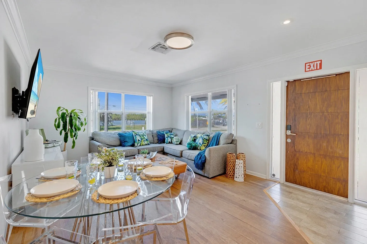 3 bed, 2.0 bath, 1097 sqft, $6,787 — Photo 1