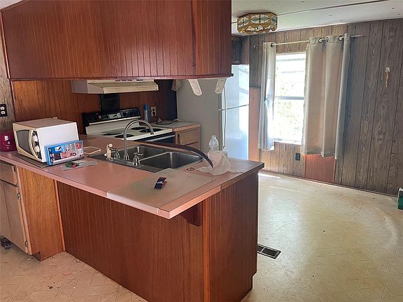 3rd image of 2341 SW 51st Court
