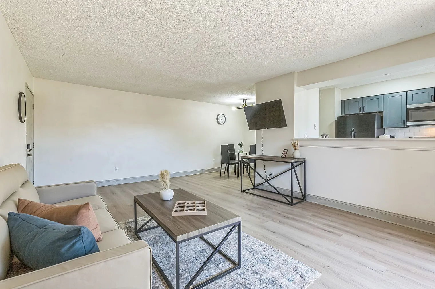 1 bed, 1.0 bath, 764 sqft, $1,916 — Photo 3