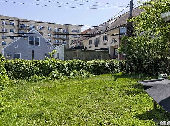 4th image of 624 East Broadway