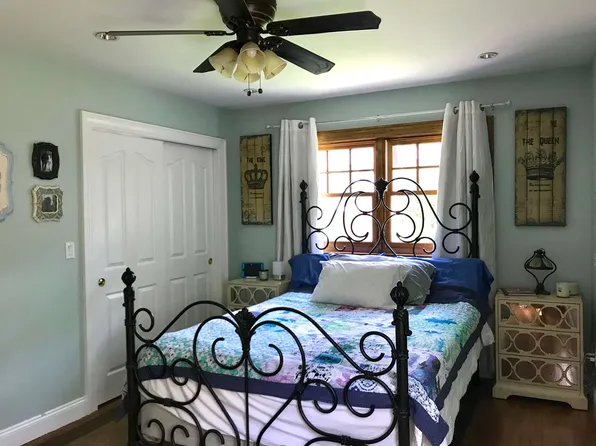 3847 Douglaston Parkway image 1 of 10