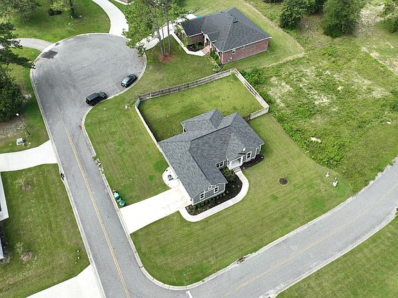 3rd image of 554 NW Oakmont Way