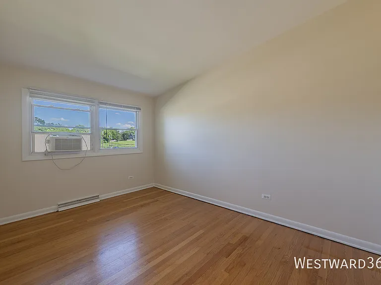 325 E Lake St — Photo 15
