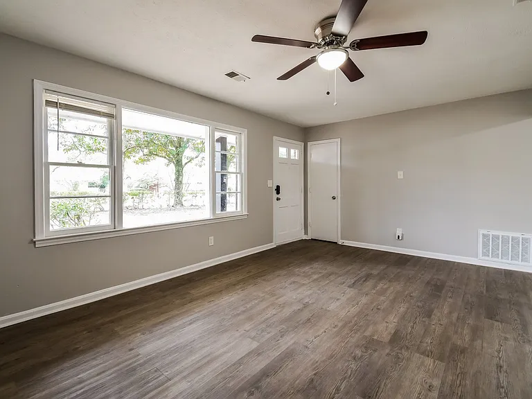 1335879_018_living_room_13548157.jpg