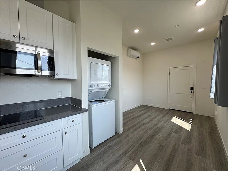 209 1/2 N Serrano Ave — Photo 5